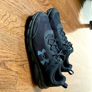 Men’s Under Armour Black Charged Assert athletic shoes size 12